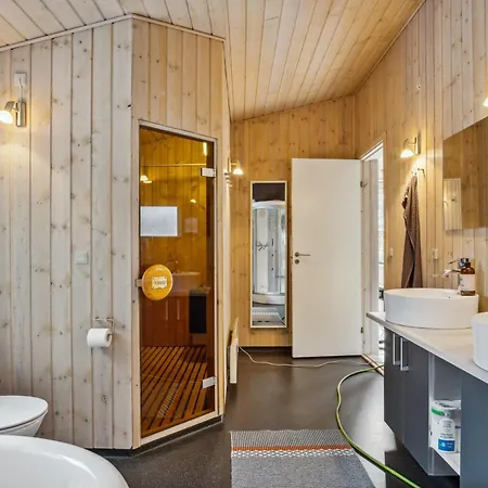 Beautiful 8-person House With Bath In A Scenic Area *