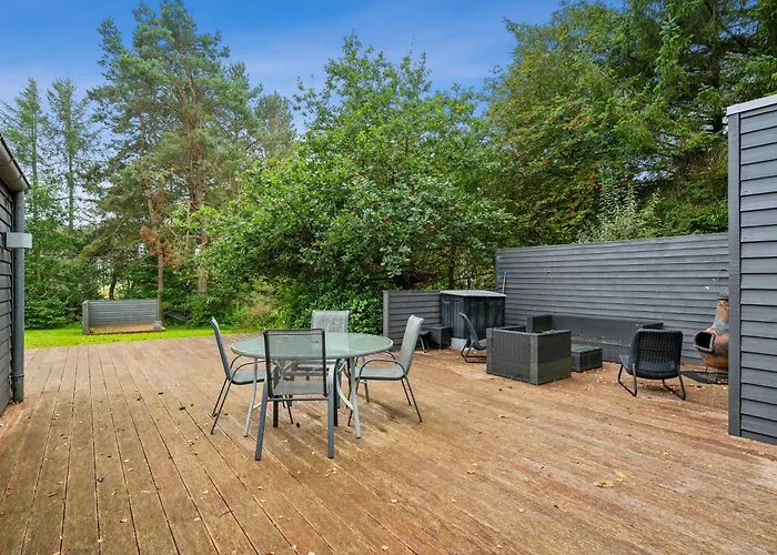 Semesterbostad Family-Friendly 8-Person Holiday Home With Spa Surrounded By Nature